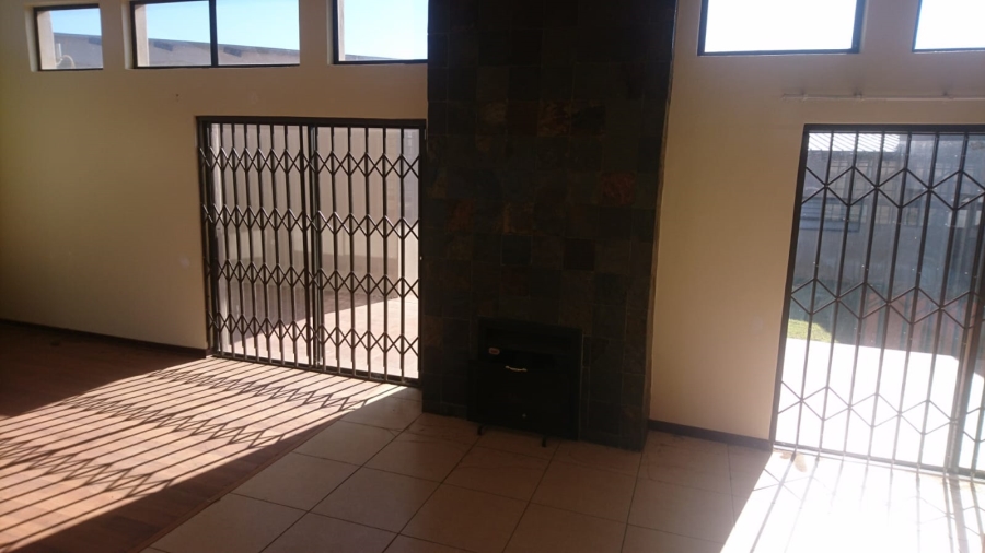 To Let 3 Bedroom Property for Rent in Hillside Free State